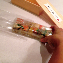 3.ビニール袋から取り出し、セロハンのまま電子レンジへ